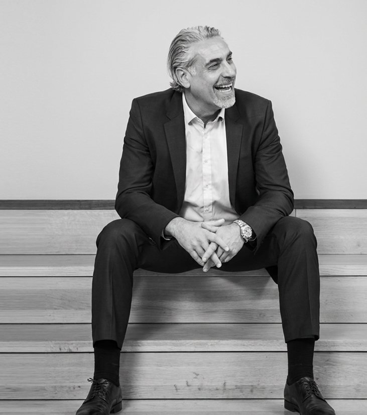 Rainer Schmitt, Super Connector, sitzend auf einer Holztreppe