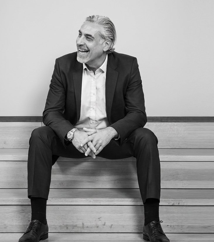 Rainer Schmitt, Super Connector, sitzend auf einer Holztreppe
